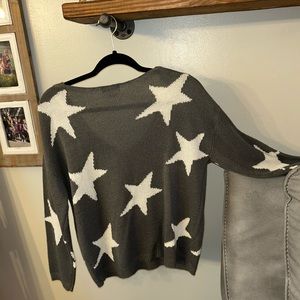 Good conditions, grey with white stars, a tiny pick. No stains. Smoke free home!